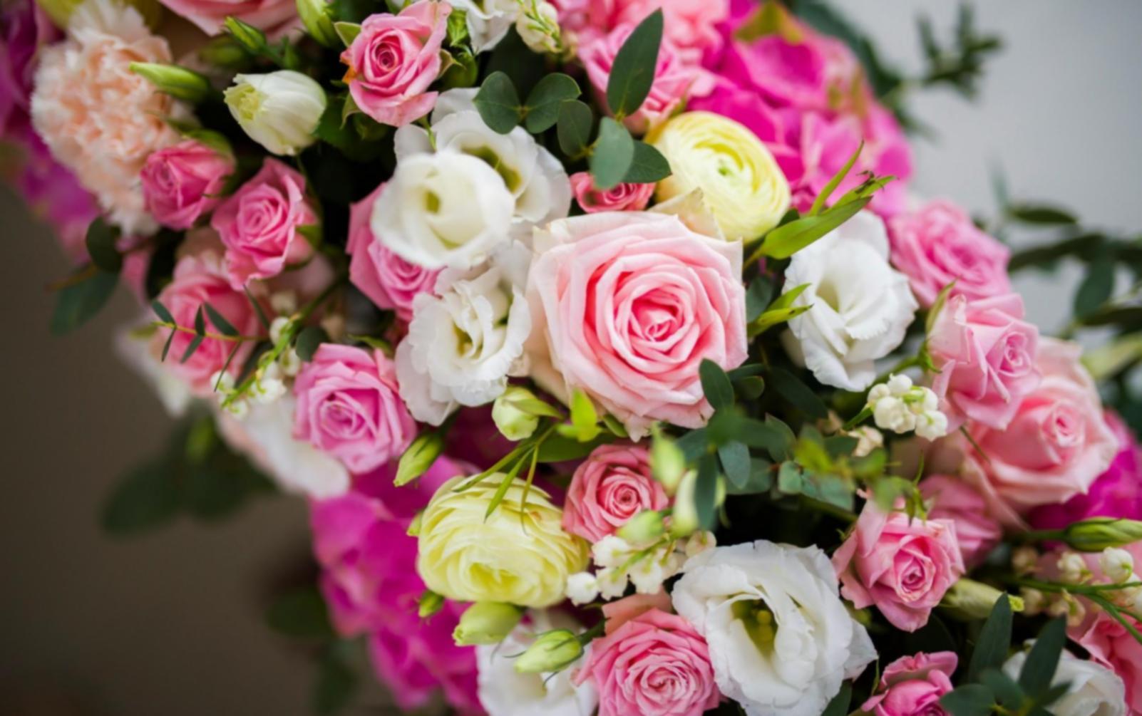 Teach Base atölyesinde çiçek düzenleme eğitimi veren öğretmen ve öğrenciler